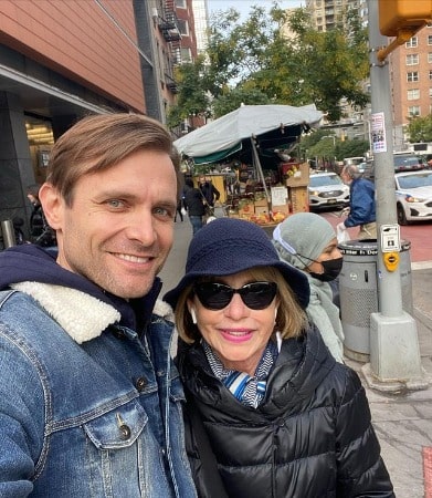 A smiling picture of Neil Hopkins with his wife Saba Homayoon